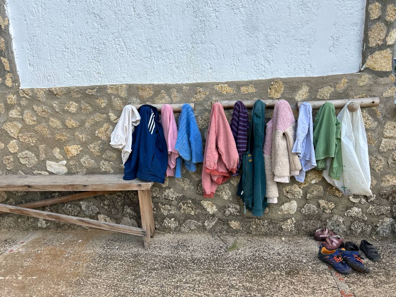 jardin de raíces con torre de juego