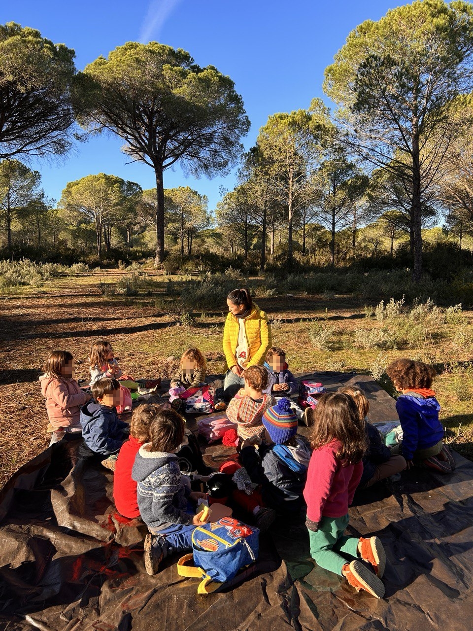 acompañante rodeada de peques