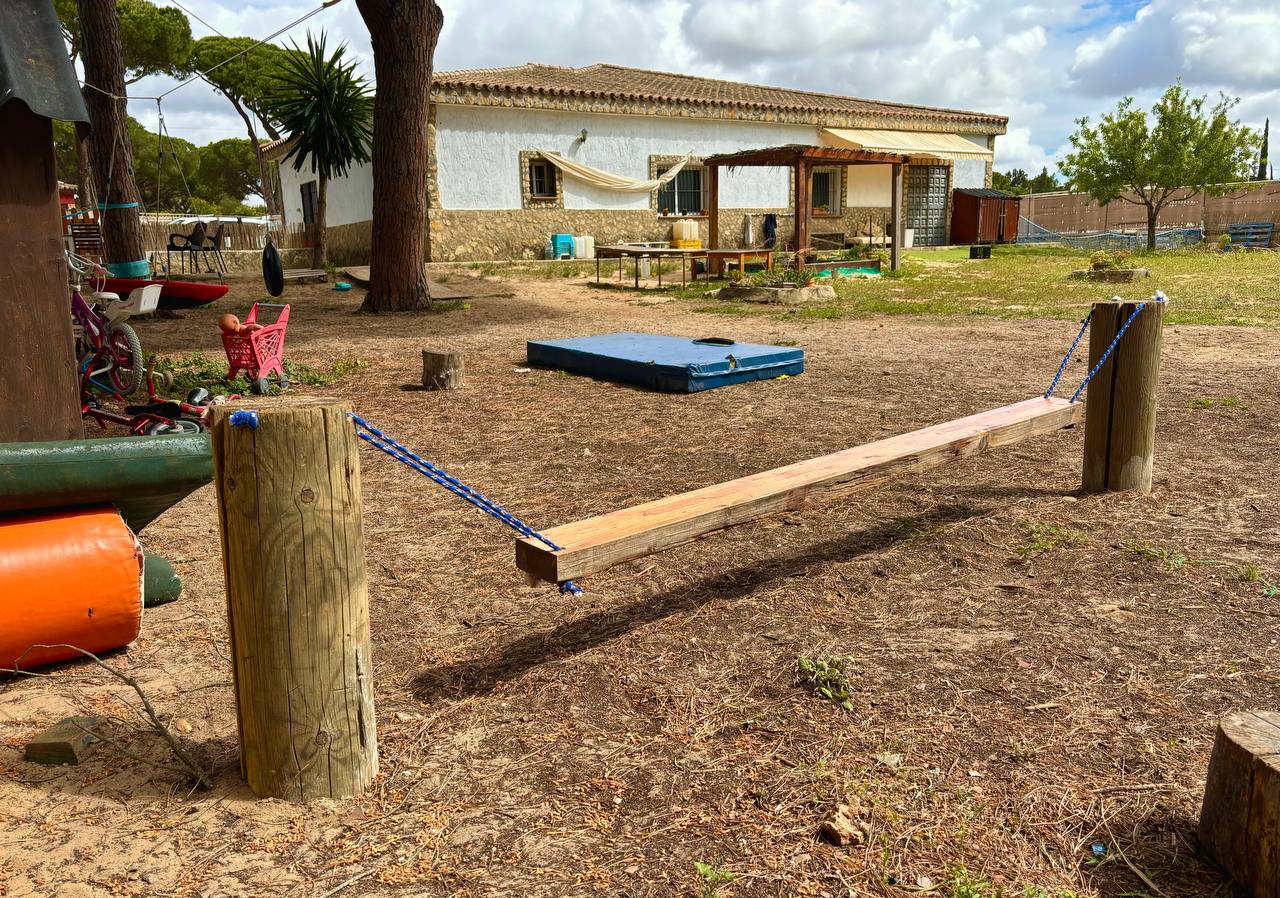 niños y niñas desayunando en el campo