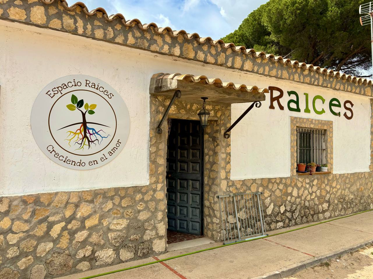 jardin de raíces con torre de juego