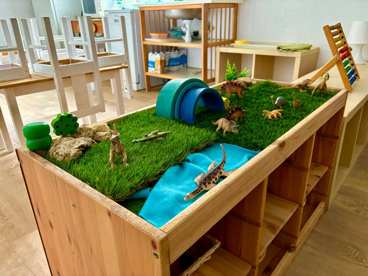 jardin de raíces con torre de juego