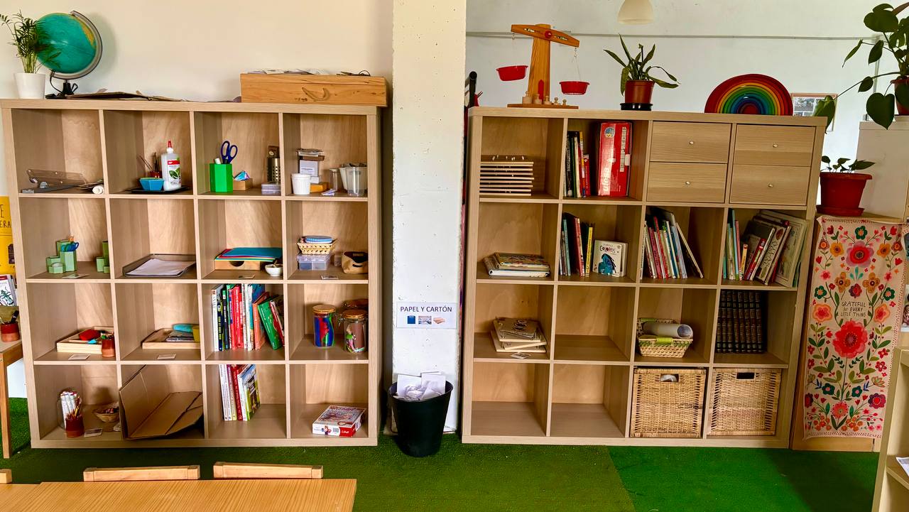 jardin de raíces con torre de juego