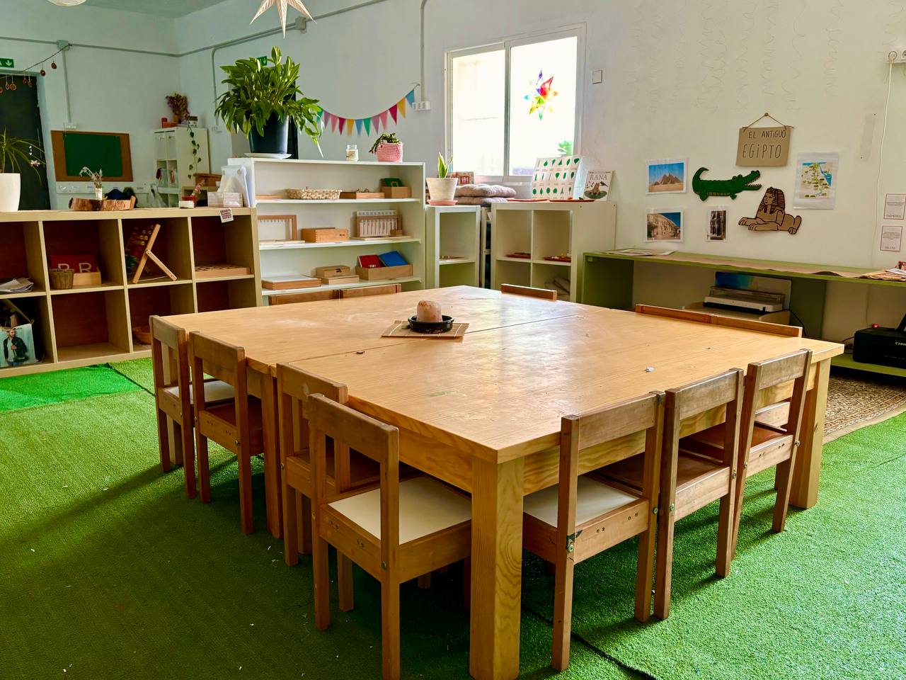 mesa y sillas en la escuela