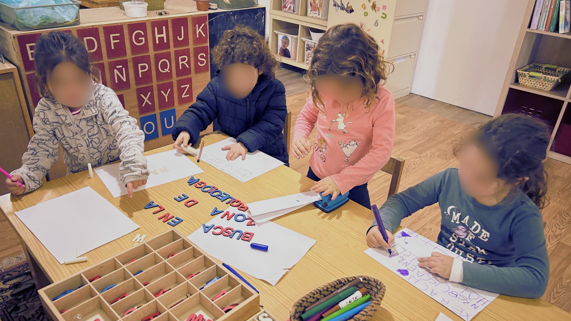 jardin de raíces con torre de juego