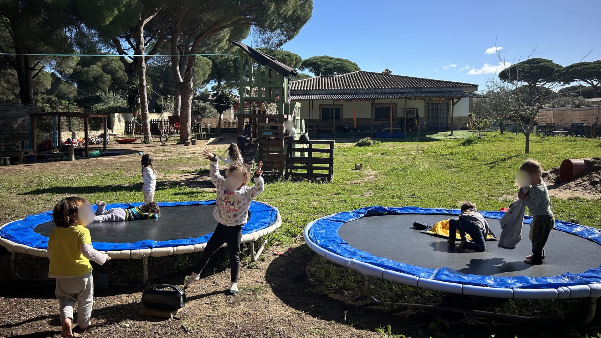 jardin de raíces con torre de juego