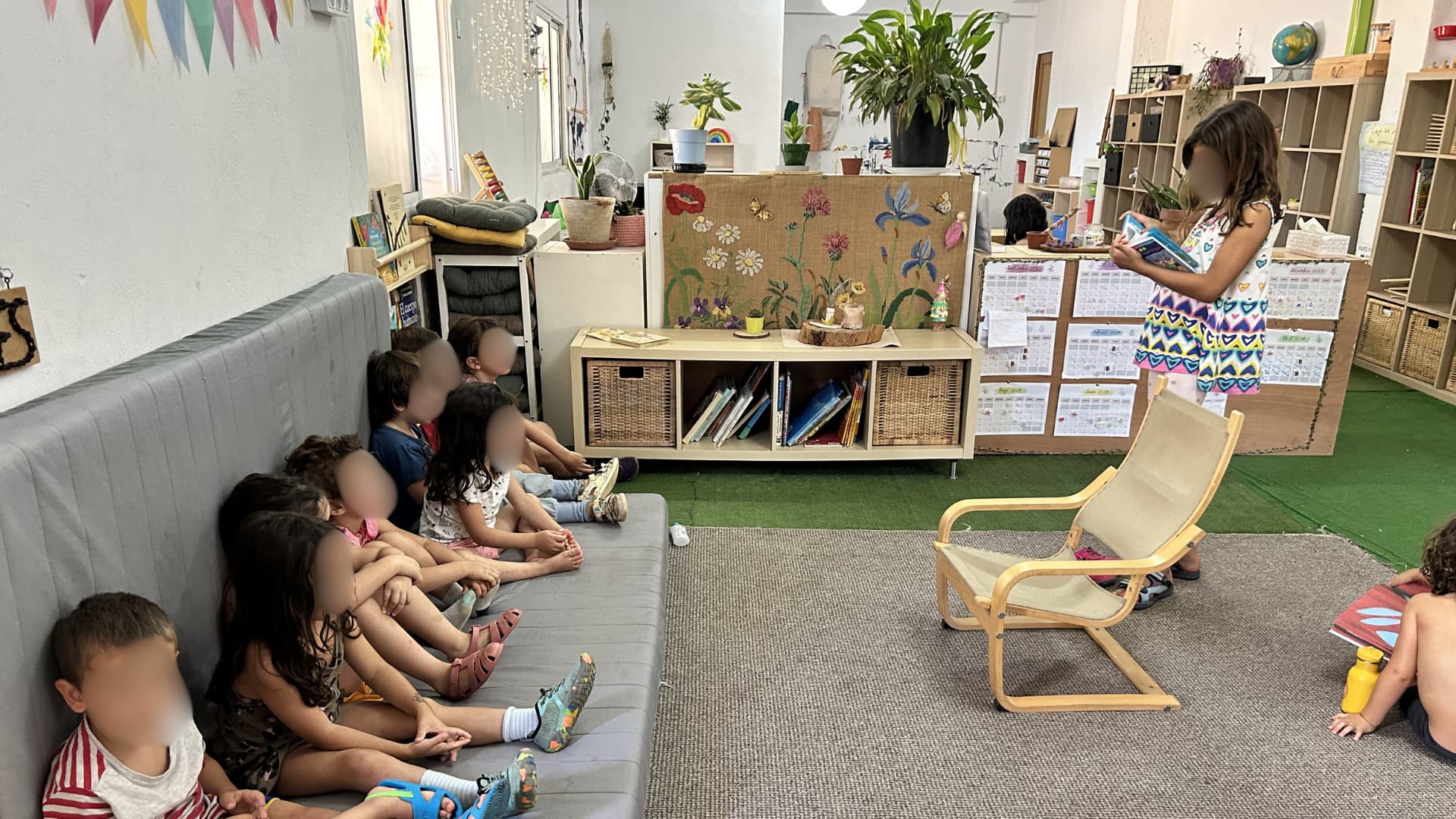 jardin de raíces con torre de juego