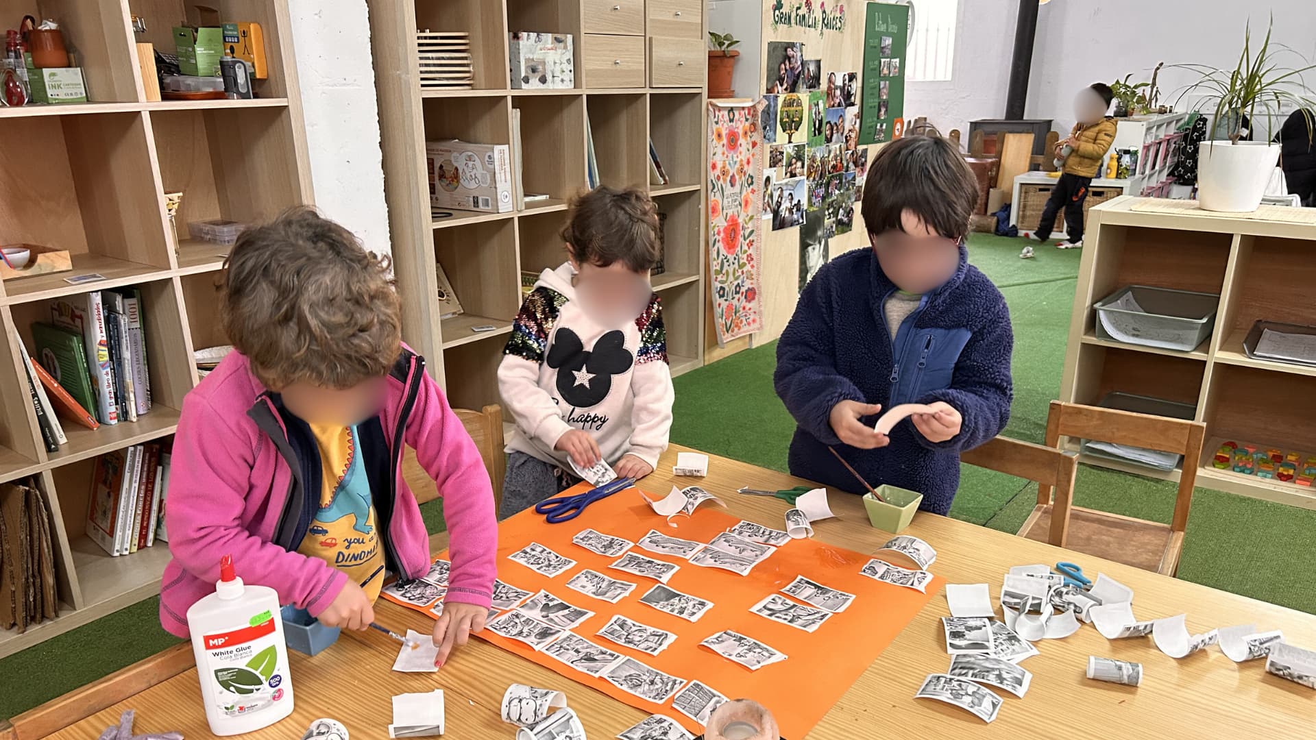 jardin de raíces con torre de juego